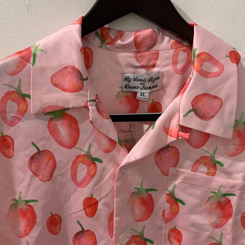 X Dessie Jackson Painted Strawberries Bowling Shirt - Picture 2 of 12